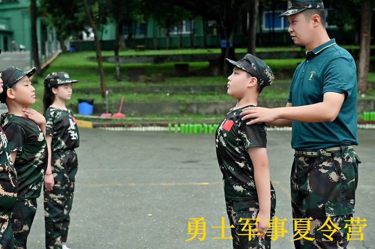 自贡夏令营：军姿教学